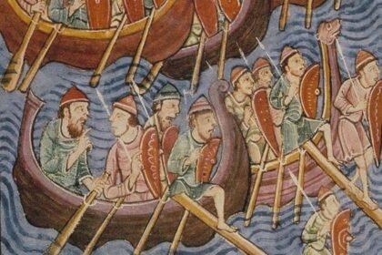 Detalle algunos de los objetos encontrados en en el interior de la tumba con el espejo de bronce a la derecha de la imagen.