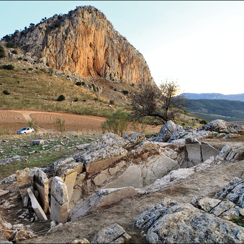 Panorámica de la Peña de los Enamorados, al fondo de la imagen, y, en primer término, la tumba descubierta en Peñas Blancas.