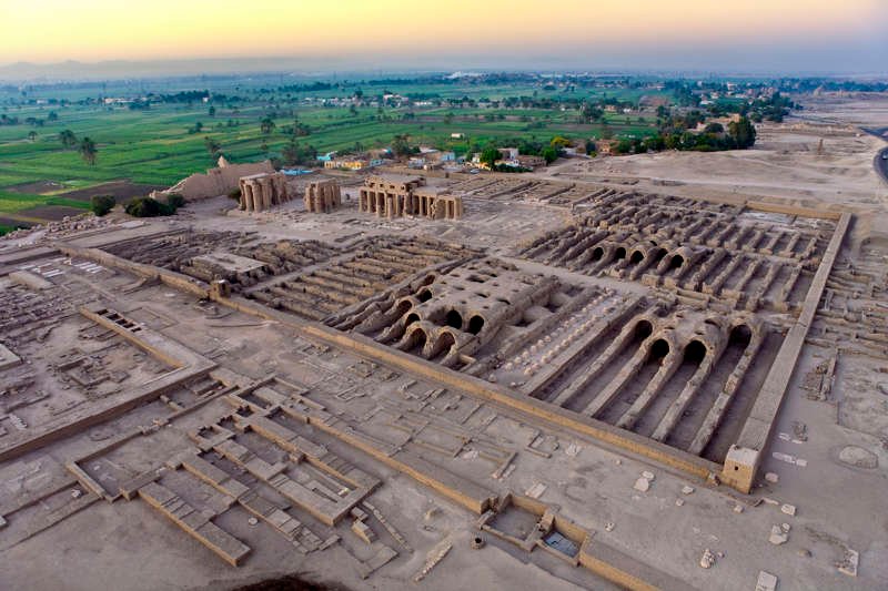 Perspectiva del Ramesseum, el templo funerario de Ramsés II en Tebas oeste. En primer término, los almacenes del templo.