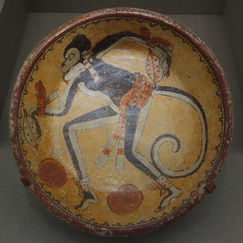 Plato de cerámica maya en el que se ha representado a un mono rodeado de vainas de cacao. Museo De Young, San Francisco.