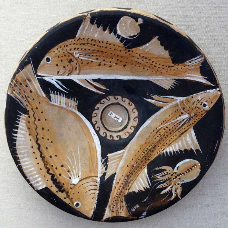 Plato decorado con peces y pulpos. 