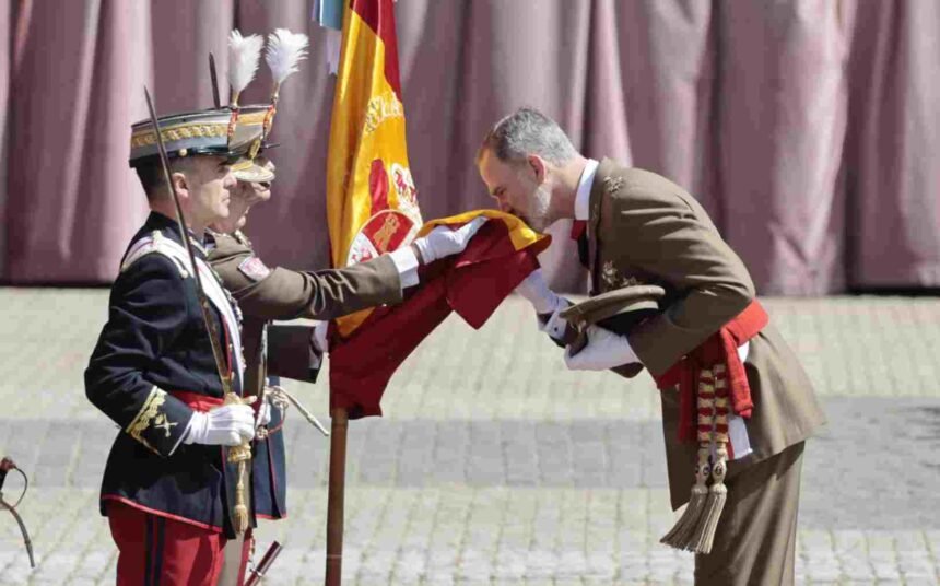 La emotiva jura de bandera del Rey Felipe VI en Zaragoza ante la presencia de Leonor como testigo