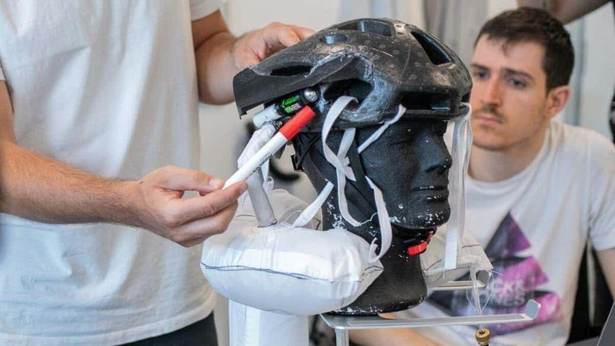 Prototipo de EVIX del casco con airbag.