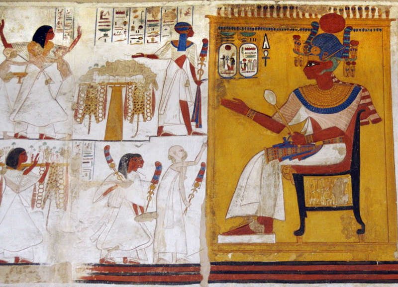 Imagen de Ramsés II y su primogénito Amenherkhopsef (frente a él), hijo de Nefertari, acompañados de Amenemopet (cuya imagen se repite en la fila inferior). Museo Británico.