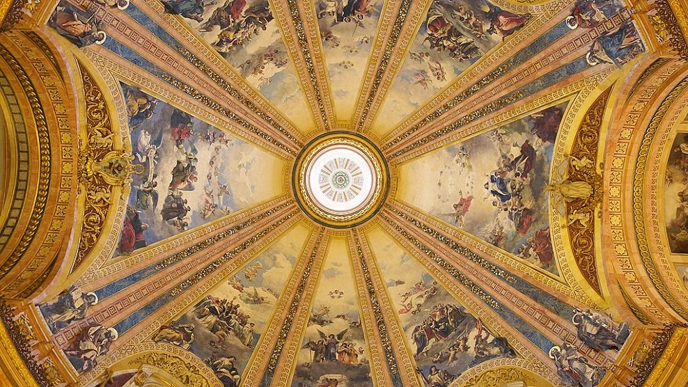 La cúpula tiene un diámetro de 33 metros cuadrados y su diseño fue elaborado por Antonio Plo y Camín.