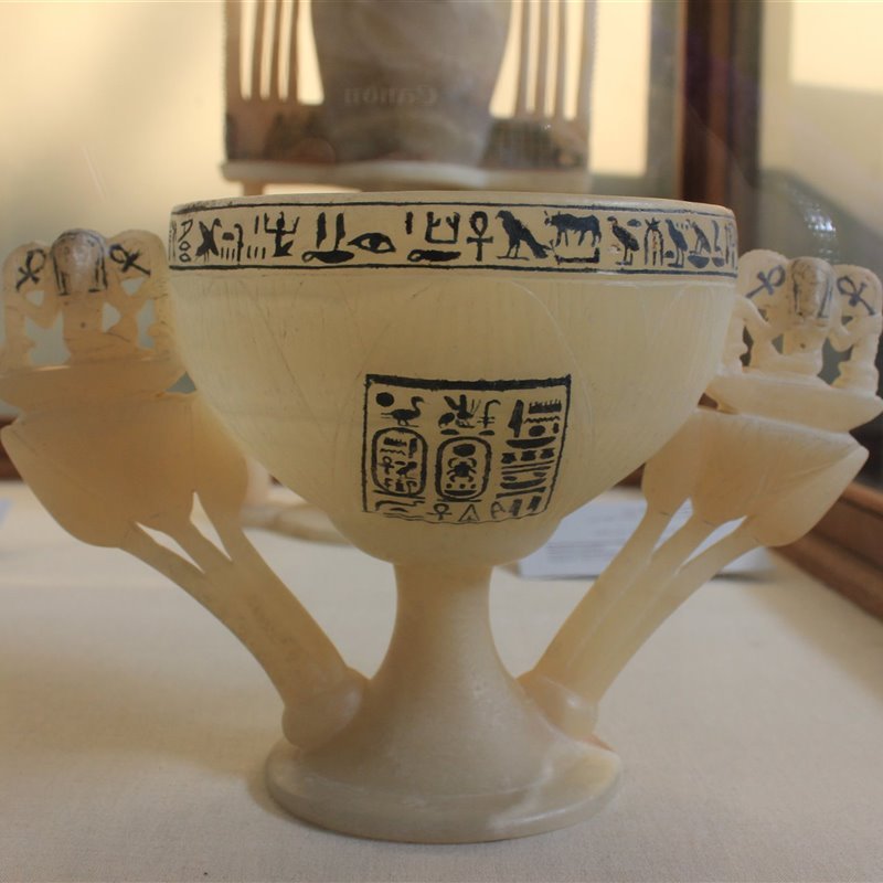 Recipiente de Calcita descubierto en la tumba de Tutankamón conocido como "Copa de los deseos".