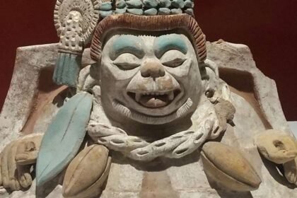 Máscara funearia de jade de la Reina Roja. Museo del Sitio, Palenque.