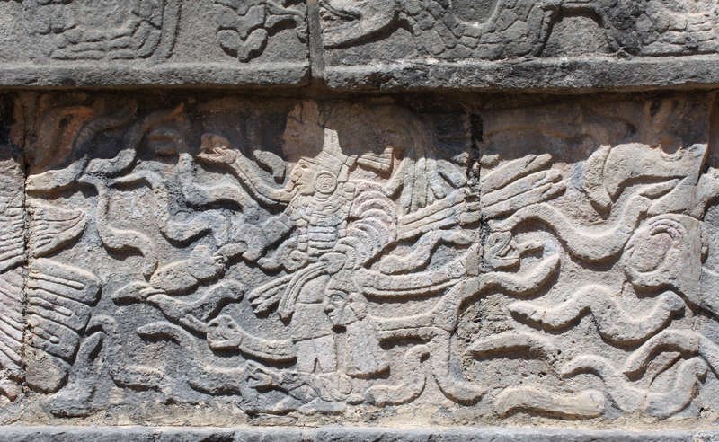 Relieve de Chichén Itzá, en la península de Yucatán, que representa a un guerrero maya sosteniendo una cabeza y rodeado de serpientes.