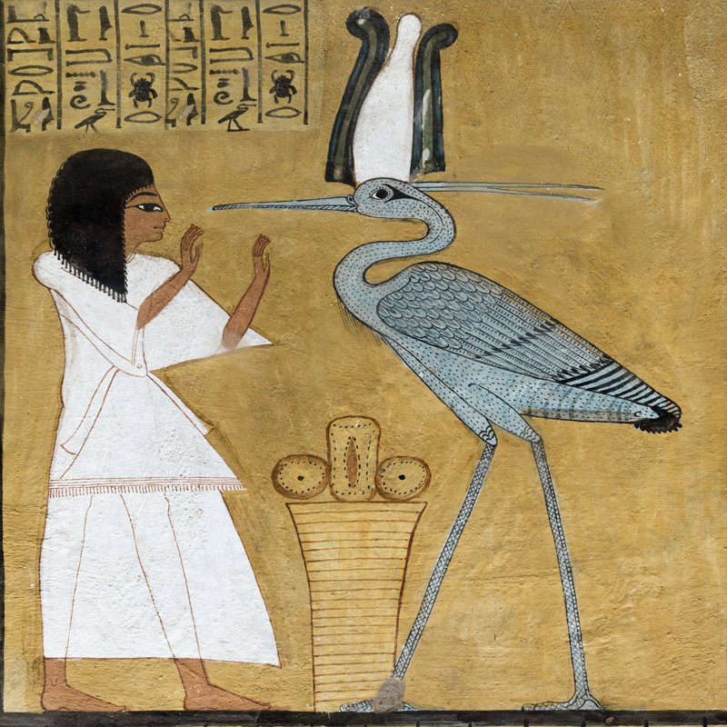 Representación del ave Bennu, tocada con la corona atef, en la tumba de Inherkha.