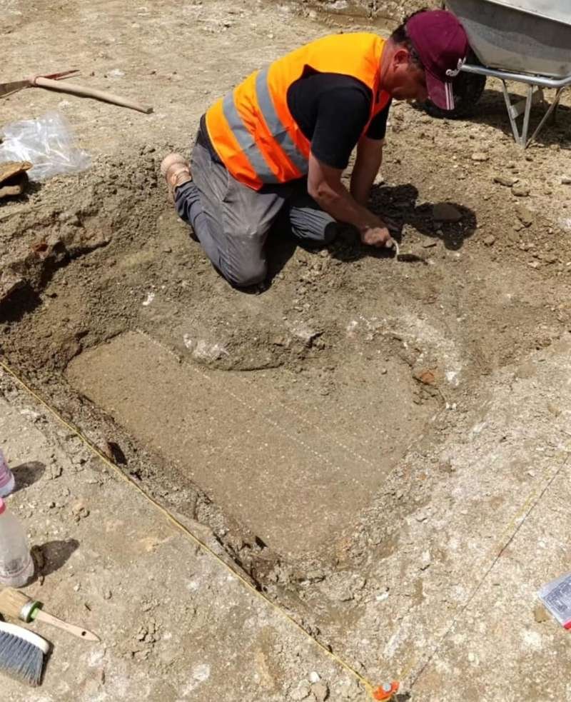 Un arqueólogo durante los trabajos de excavación de los restos de la piscina cubierta localizada en una villa romana en Dirraquio.