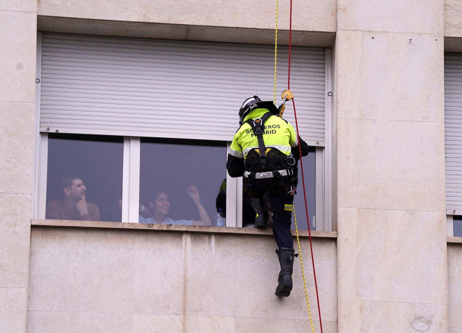 Un bombero en la exhibición de maniobras por la celebración de su patrón.