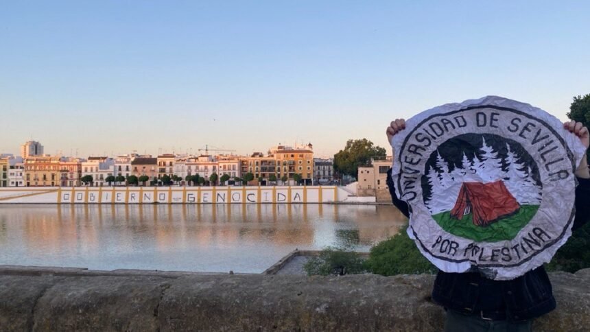 Estudiantes radicales de la Universidad de Sevilla destrozan Triana para mostrar su odio a Israel
