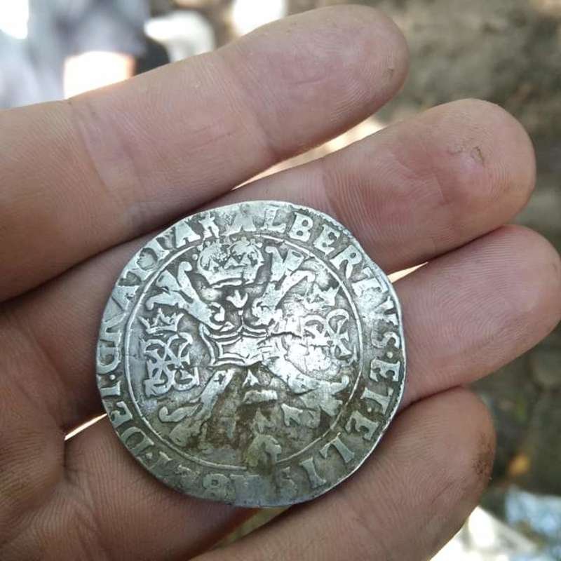 Una de las monedas que el monje habría estafado a los incautos ciudadanos.