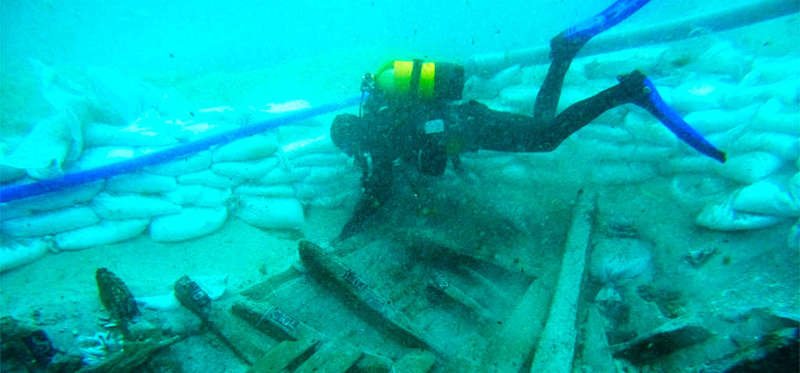 Uno de los arqueólogos durante el estudio del bien conservado casco del pecio Ses Fontanelles.