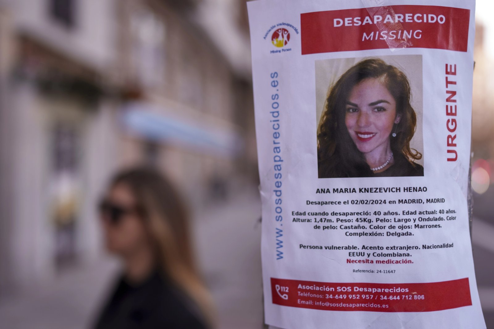 Uno de los cárteles de Sos Desaparecidos sobre Ana Maria Knezevich Henao, en una calle de Madrid.