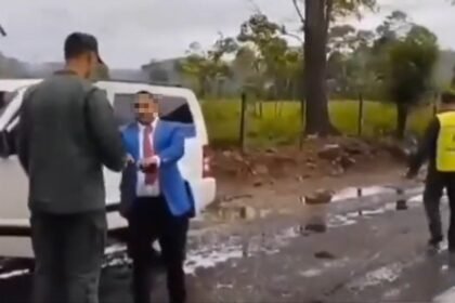 Momento en que las autoridades de Venezuela interceptan el vehículo con matrícula diplomática española