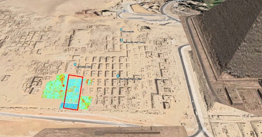 Un joven Hesire con los útiles de escriba sobre su hombro aparece representado en otro de los paneles de madera hallados en su tumba.