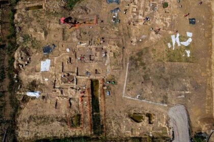 Imagen del papiro en el cual se ha podido leer las indicaciones para encontrar la tumba de Platón.