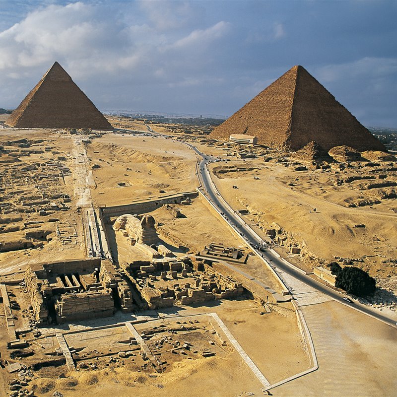 Vista de las tres pirámides de Gizeh. De derecha a izquierda, la de Keops, la de Kefrén y la más pequeña, la de Micerino.