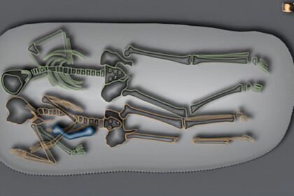 De izquierda a derecha, lord Carnarvon, su hija Evelyn y Howard Carter delante de la entrada de la tumba de Tutankamón.