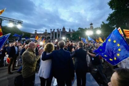 Feij&oacute;o y Montserrat en el mitin de Barcelona. Foto: David Mudarra