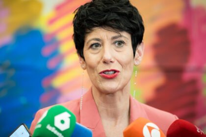 La ministra Saiz asegura que hacen falta más de «200.000 o 250.000 inmigrantes al año» para sostener el Estado del Bienestar