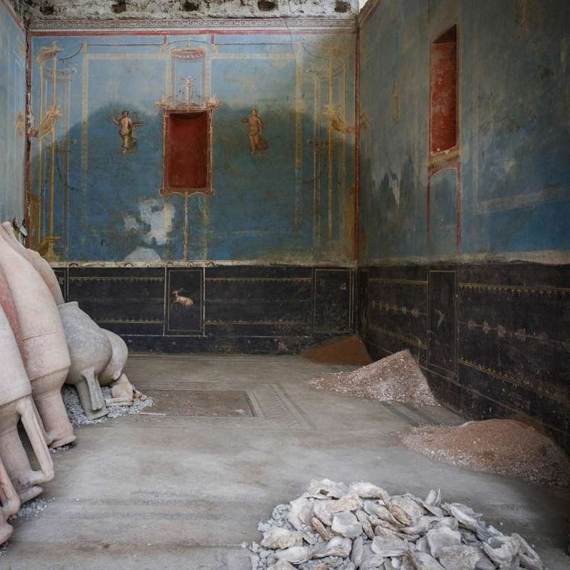 Imagen del sacrarium encontrado en una gran  domus romana en la Regio IX de Pompeya.