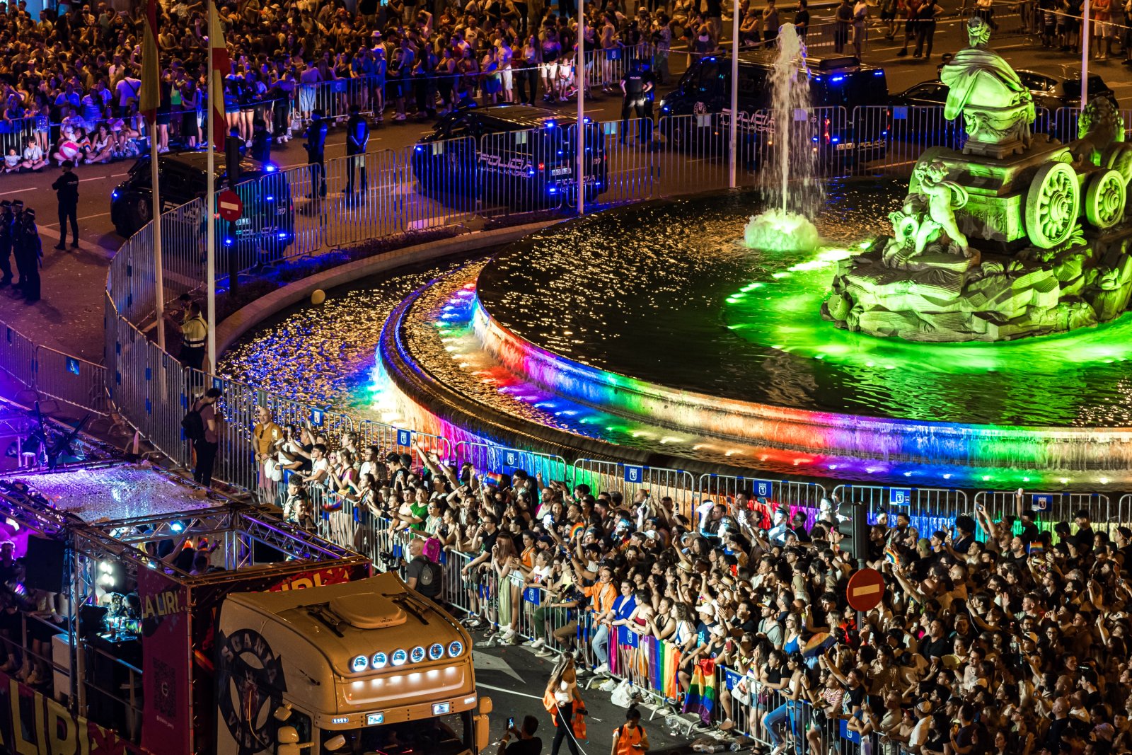 Carrozas durante la manifestación del Orgullo LGTBI.