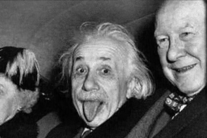 La historia de la icónica foto de Einstein con la lengua fuera