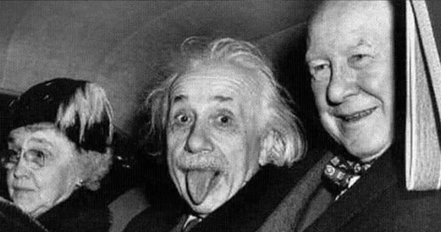 La historia de la icónica foto de Einstein con la lengua fuera