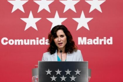 Ayuso ensalza "la generosa entrega" de Felipe VI y carga contra "el golpe diario a la democracia" de Pedro Sánchez