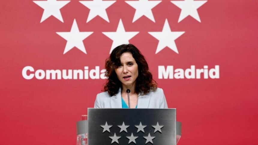 Ayuso ensalza "la generosa entrega" de Felipe VI y carga contra "el golpe diario a la democracia" de Pedro Sánchez