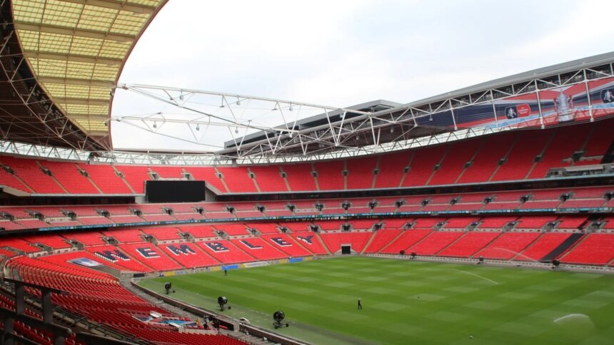 Los escudos de Borussia Dortmund y Real Madrid en Wembley, junto al trofeo de la Champions League.
