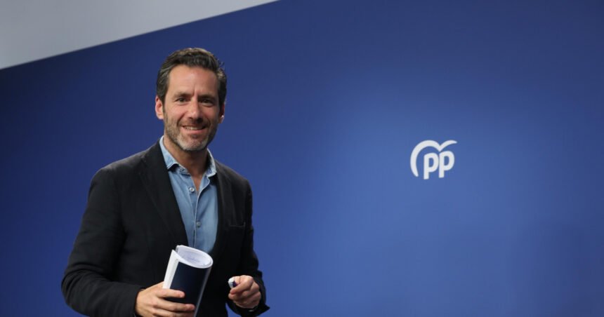 Borja Sémper (PP) visita la Feria del Libro de Madrid, en directo