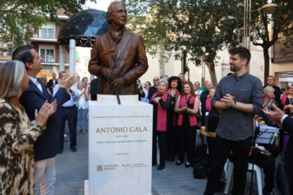 Antonio Gala mira desde hoy al Gran Teatro desde su monumento