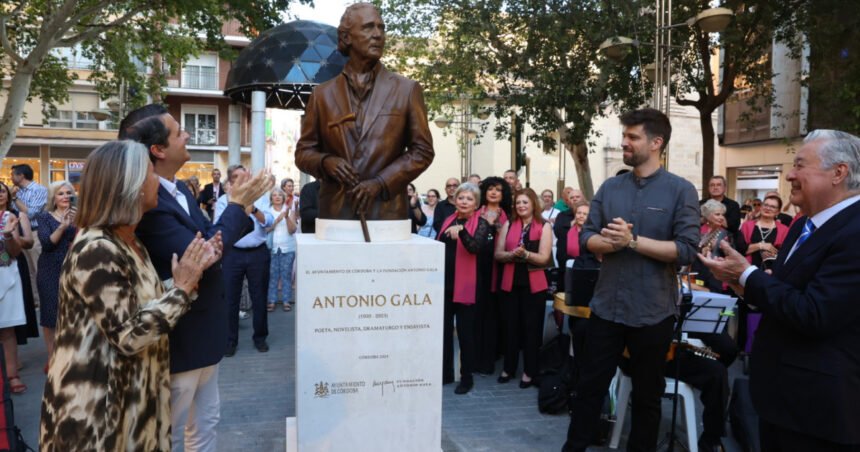 Antonio Gala mira desde hoy al Gran Teatro desde su monumento