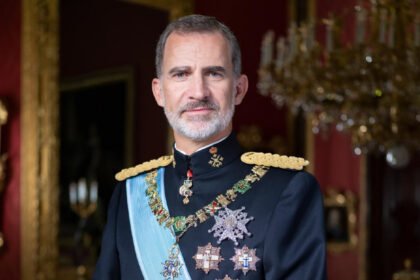 Valencia celebra el X aniversario de la proclamación de Felipe VI con carteles y el Ayuntamiento iluminado