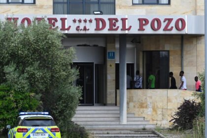 Llegan los primeros 40 refugiados de Mali y Senegal a Villarrodrigo (León) tras días de protestas de los vecinos