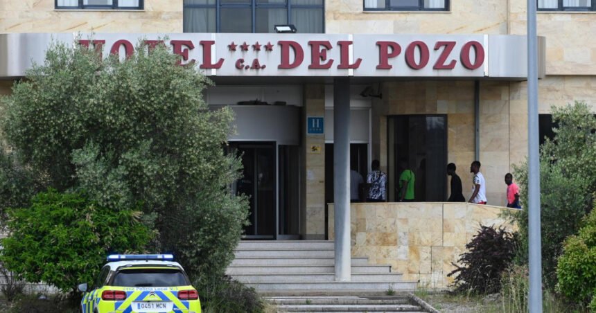 Llegan los primeros 40 refugiados de Mali y Senegal a Villarrodrigo (León) tras días de protestas de los vecinos