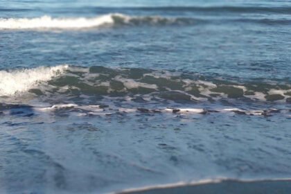Encuentran un cuerpo de un hombre sin vida en la playa de Benalmádena (Málaga)