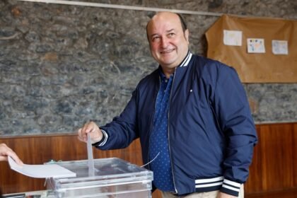 El presidente del PNV, Andoni Ortuzar, ha votado en un colegio electoral en la localidad vizcaína de Abanto-Zierbena