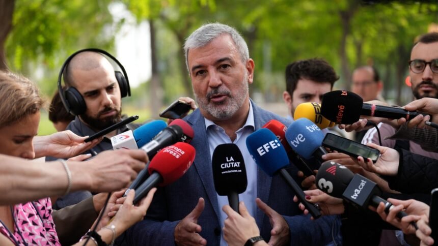 El candidato del PSC a la alcaldía de Barcelona, Jaume Collboni, atiende a los medios tras ejercer su derecho al voto en la Escuela Grèvol, en Barcelona, este domingo.
