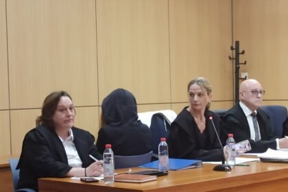 Acusada, tapada, durante el juicio.