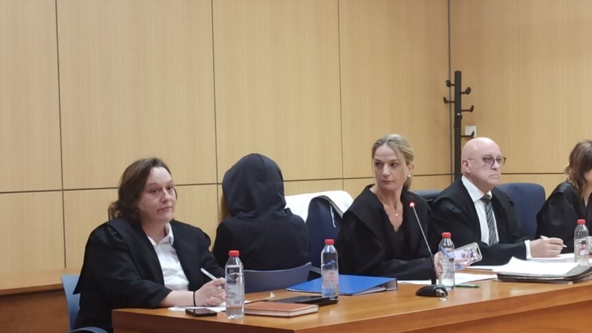 Acusada, tapada, durante el juicio.