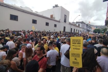 Foto que circuló en las redes sociales de los manifestantes rodeando la sede del Ejército de Tierra en Tenerife el 20 de abril.