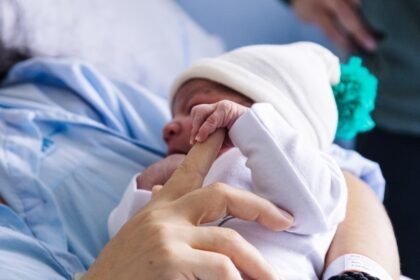 La natalidad sigue por debajo de lo deseable, pero mejora su tendencia: acumula cuatro meses mejores que el año pasado