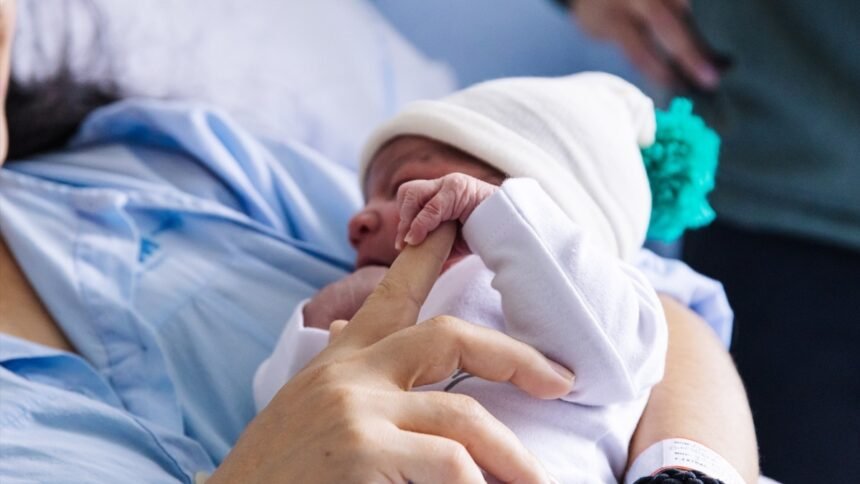 La natalidad sigue por debajo de lo deseable, pero mejora su tendencia: acumula cuatro meses mejores que el año pasado