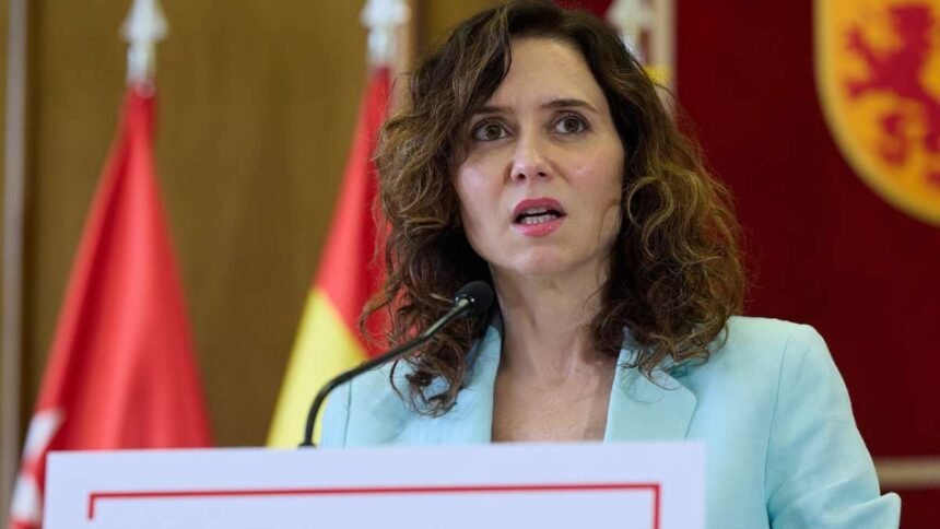 Ayuso asegura que Sánchez lleva a España "a una dictadura" al querer "controlar" el Poder Judicial y los medios