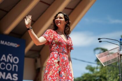 Ayuso acusa a Sánchez de liquidar los contrapoderes y de impulsar una dictadura: "Sanchismo es chavismo"