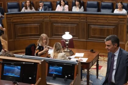 La deriva de Pedro Sánchez, asediado por el caso Koldo, su mujer y la amnistía, abre una fisura en el PSOE